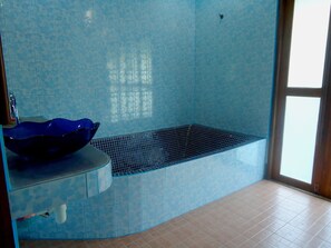 Deluxe Double Room | Bathroom | Shower, free toiletries, towels