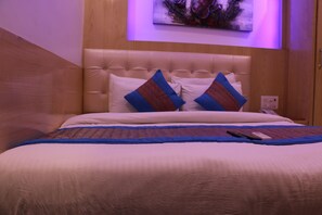 Deluxe Room | Minibar, in-room safe, free WiFi, bed sheets - Hotel Prince Palace Deluxe (New Delhi)