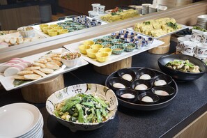 Ein Buffet mit verschiedenen Speisen und Schalen voller Essen.