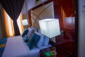 Suite | 1 slaapkamer, luxe beddengoed, een kluis op de kamer, een bureau