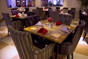 Breakfast, lunch and dinner served - De Rembrandt Hotels & Suites (Lagos)