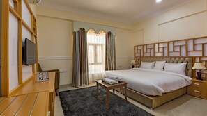 Suite, Küche | Minibar, Zimmersafe, Schreibtisch, schallisolierte Zimmer