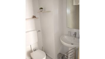 Deluxe Double Room | Bathroom | Shower, hair dryer, bidet, towels
