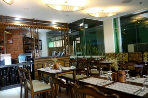 Desayuno completo todos los días (con cargo) 