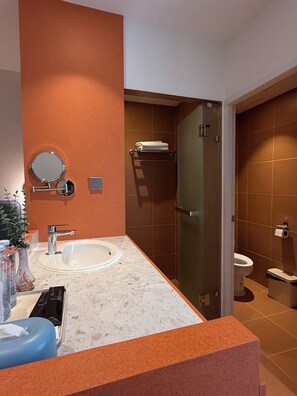 Shower, rainfall showerhead, free toiletries, hair dryer