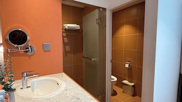 Standard Twin Room, 2 Twin Beds | Bathroom | Shower, rainfall showerhead, free toiletries, hair dryer