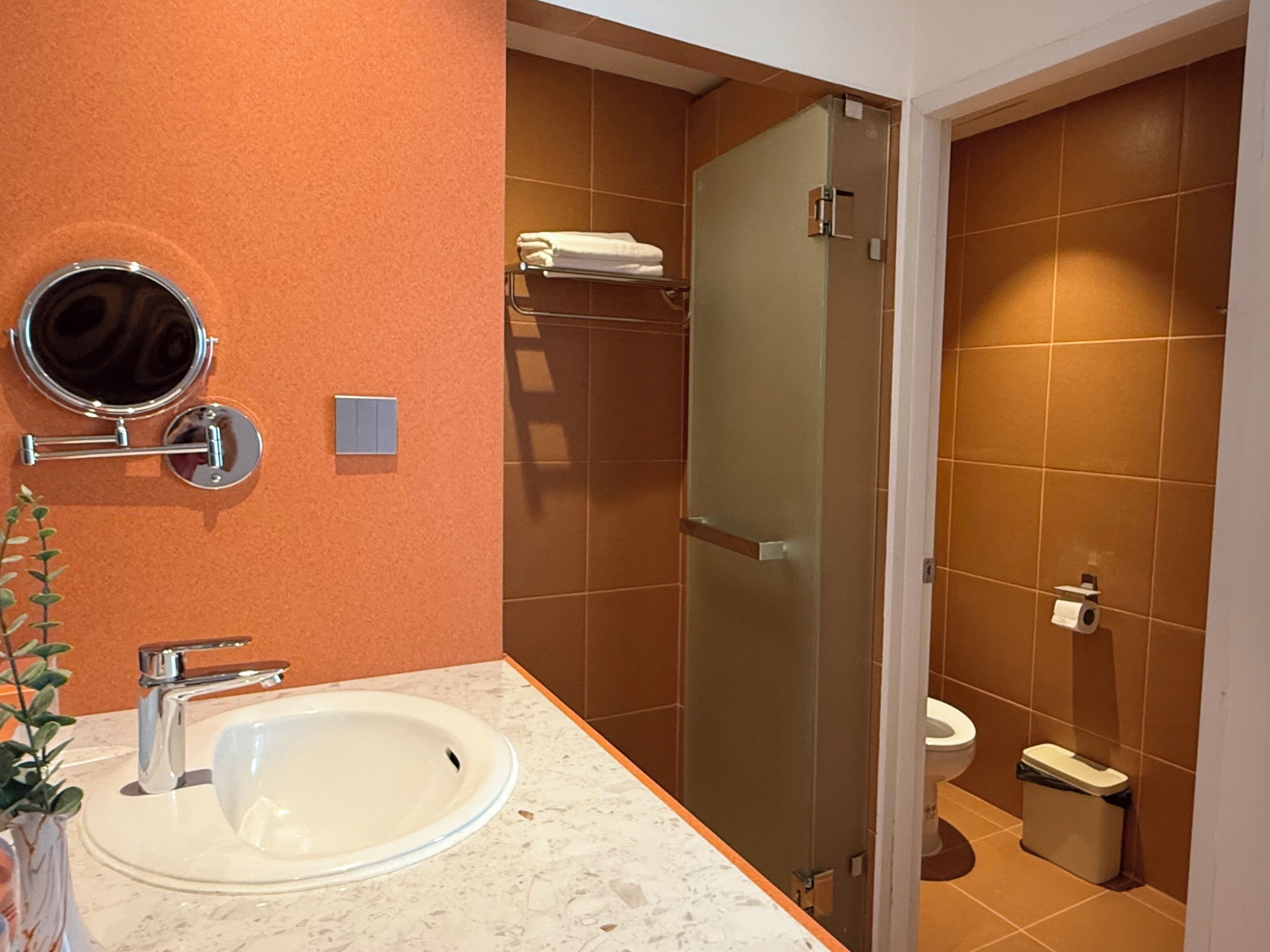 twin room | bathroom | shower, rainfall showerhead, free toiletries, hair dryer