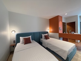 Quarto duplo standard, 2 camas de solteiro | Frigobar, cortinas blackout, Wi-Fi de cortesia, roupa de cama