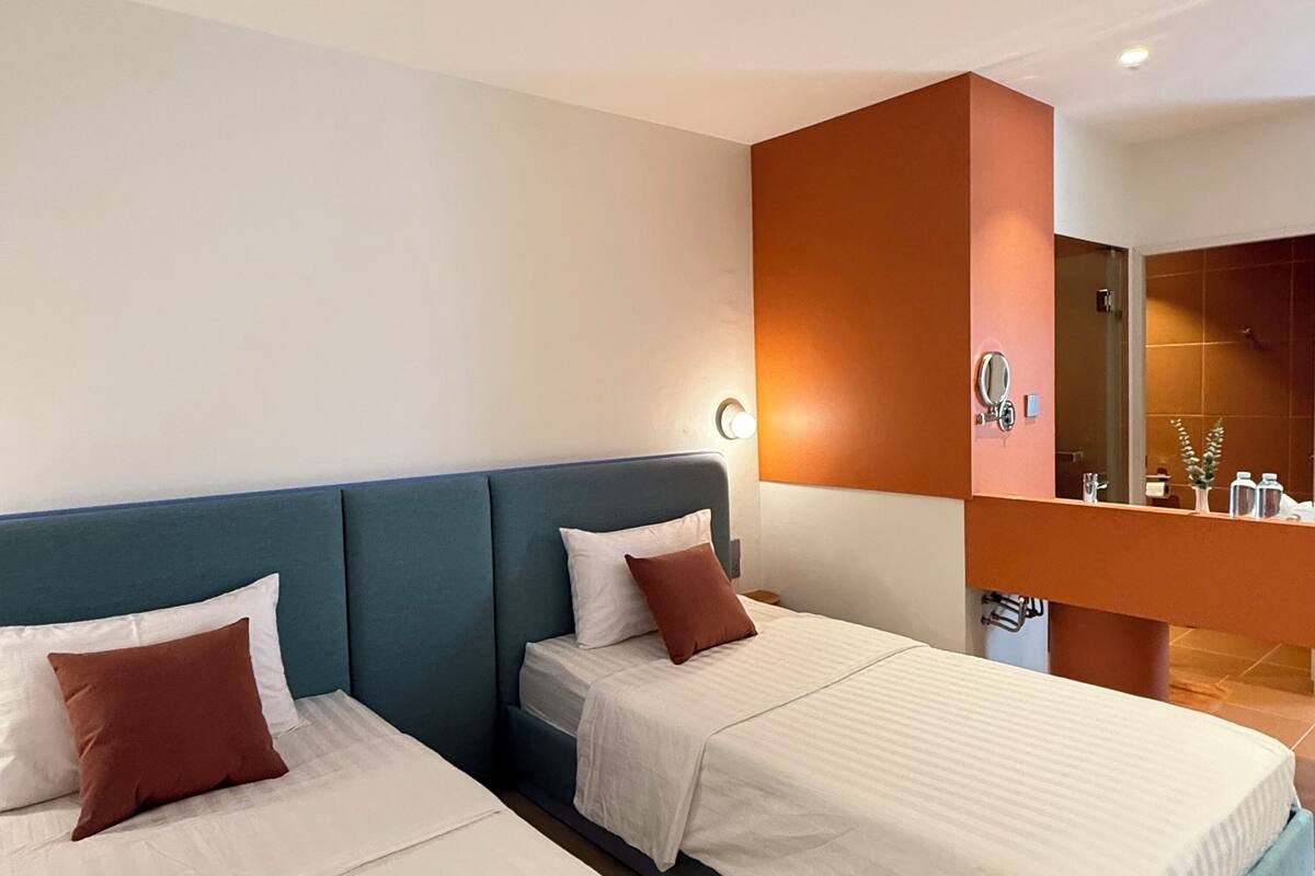 32-inch flat-screen tv with digital channels, tv