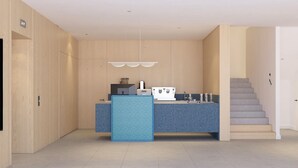 Una cocina moderna con encimera azul, una cafetera y una estufa integrada.