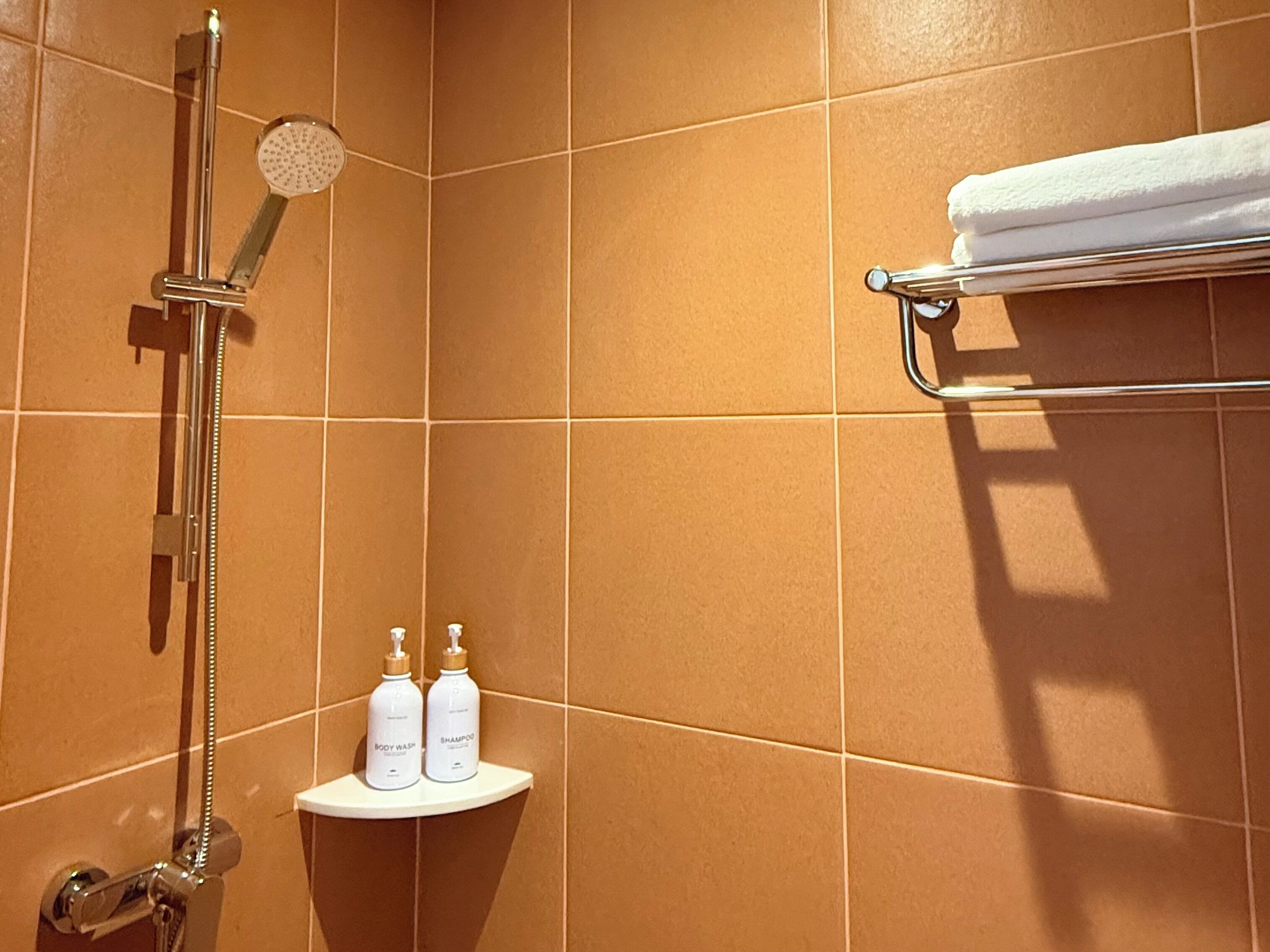 twin room | bathroom | shower, rainfall showerhead, free toiletries, hair dryer