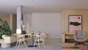Una sala de estar moderna con un sofá, sillones, una mesa de centro y un comedor con sillas y una mesa.