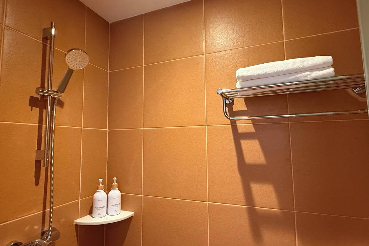 standard twin room, 2 single beds | bathroom | shower, rainfall showerhead, free toiletries, hair dryer