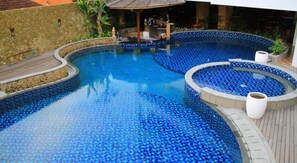 Hồ bơi ngoài trời 
