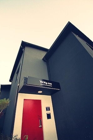 A building with a red door and a black awning displaying the name "Yeong Jae." - Incheon Airport Yeongjong Guesthouse (Incheon)