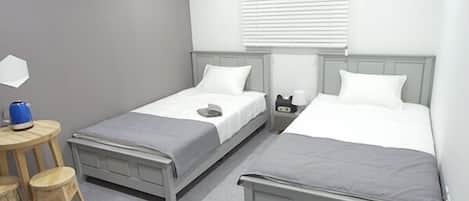 Basic Twin Room, 2 Single Beds | Bathroom