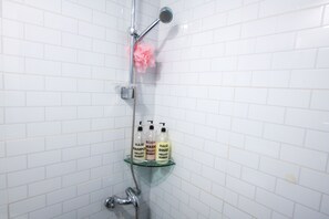 Douche, articles de toilette gratuits, sèche-cheveux