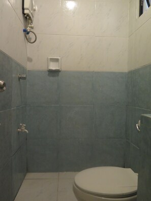 Chambre avec lits jumeaux | Salle de bain | Douche, articles de toilette gratuits, serviettes fournies