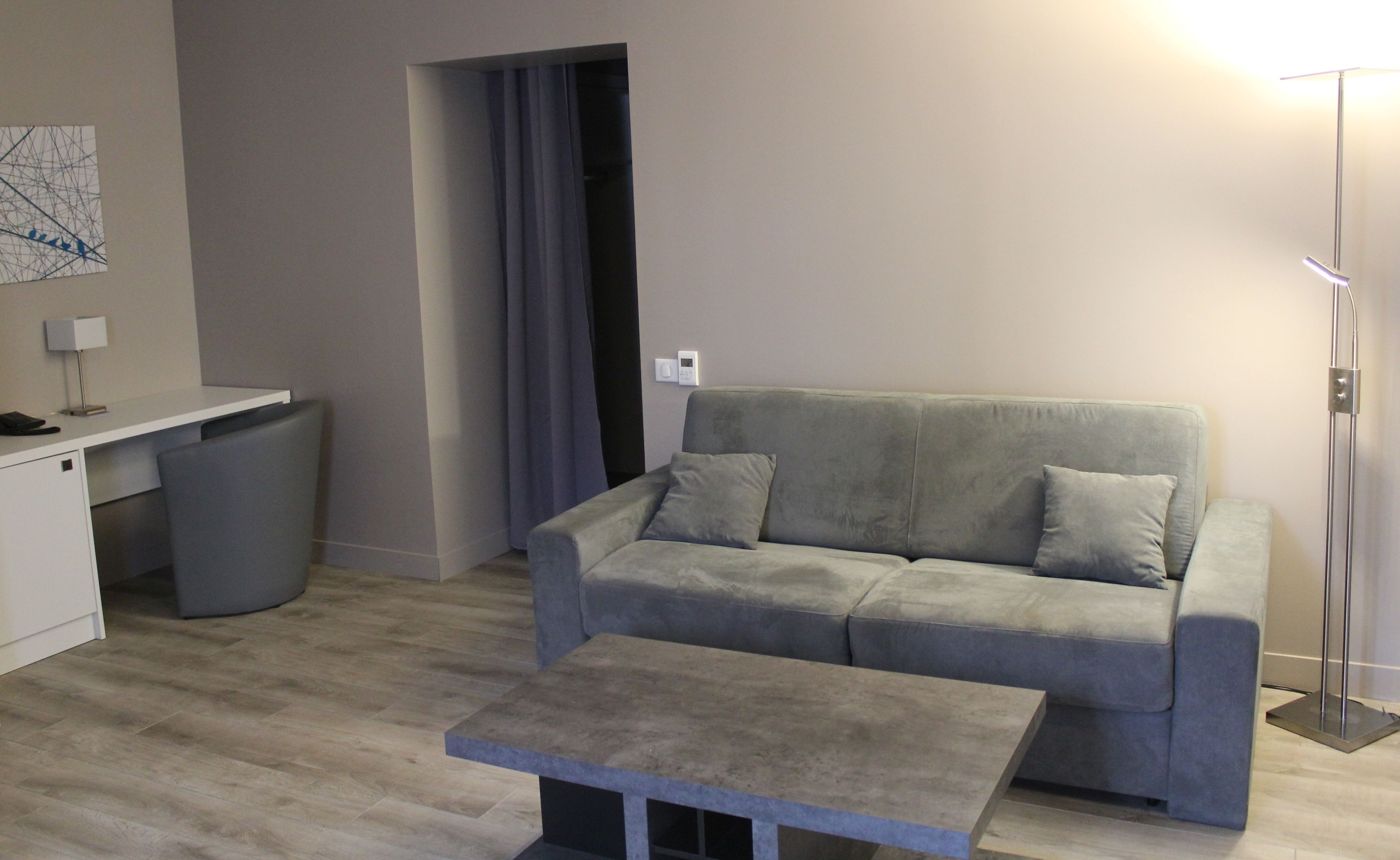 junior suite, accessible (parking side, view train tracks) | living area | flat-screen tv