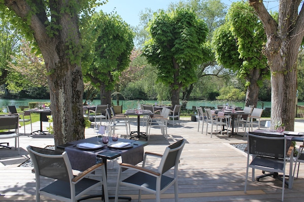 Breakfast, lunch, dinner served; French cuisine