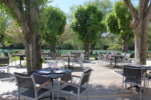 Se sirven desayunos, almuerzos y cenas; cocina francesa