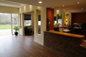 Desayuno buffet diario (EUR 17.00 por persona)