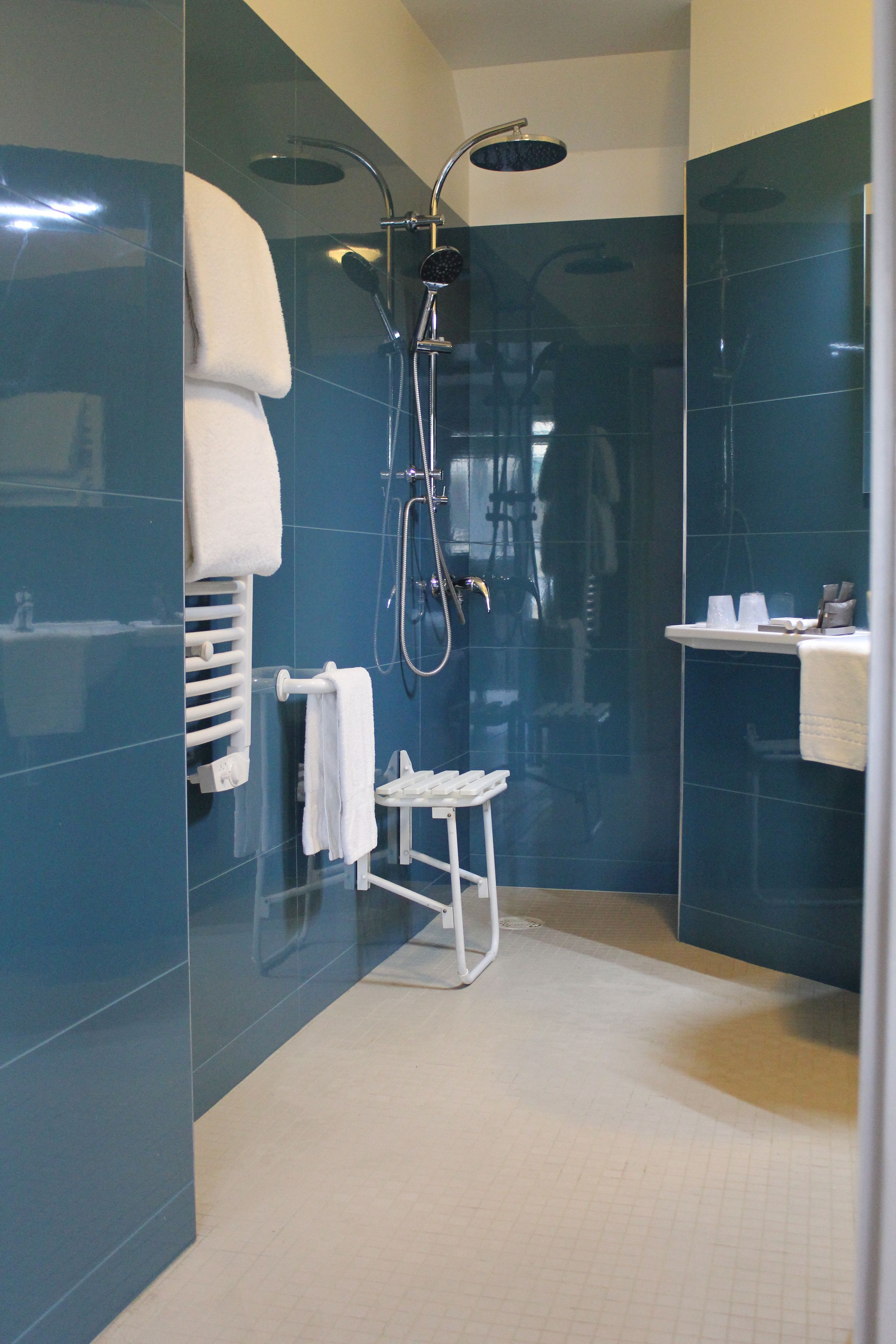 double room, accessible (parking side, view train tracks) | bathroom | shower, free toiletries, hair dryer, towels