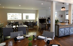 Breakfast, lunch, dinner served; French cuisine 