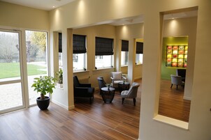 Coin salon dans le hall