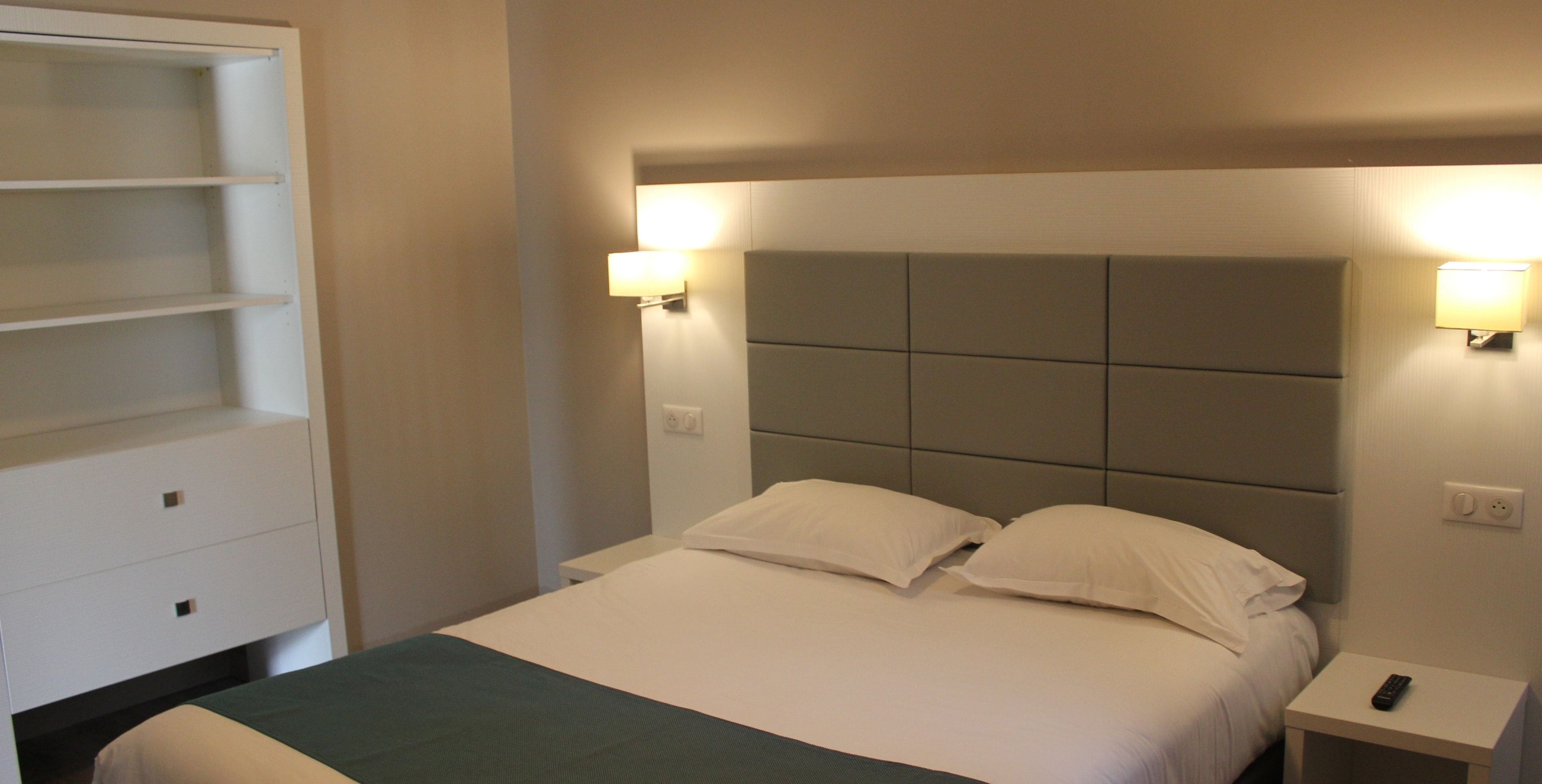 junior suite, accessible (parking side, view train tracks) | premium bedding, desk, blackout curtains, iron/ironing board