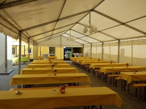 Outdoor dining - Apado-Hotel garni (Homburg)