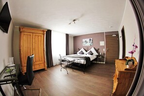 5 bedrooms, hypo-allergenic bedding, in-room safe
