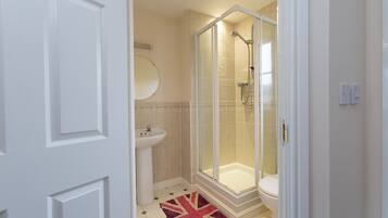 House, 5 Bedrooms | Bathroom | Combined shower/bathtub, free toiletries, hair dryer
