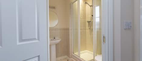 House, 5 Bedrooms | Bathroom | Combined shower/tub, free toiletries, hair dryer