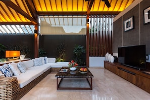 32-inch flat-screen TV with satellite channels, LCD TV - Villa Meliya (Kerobokan)