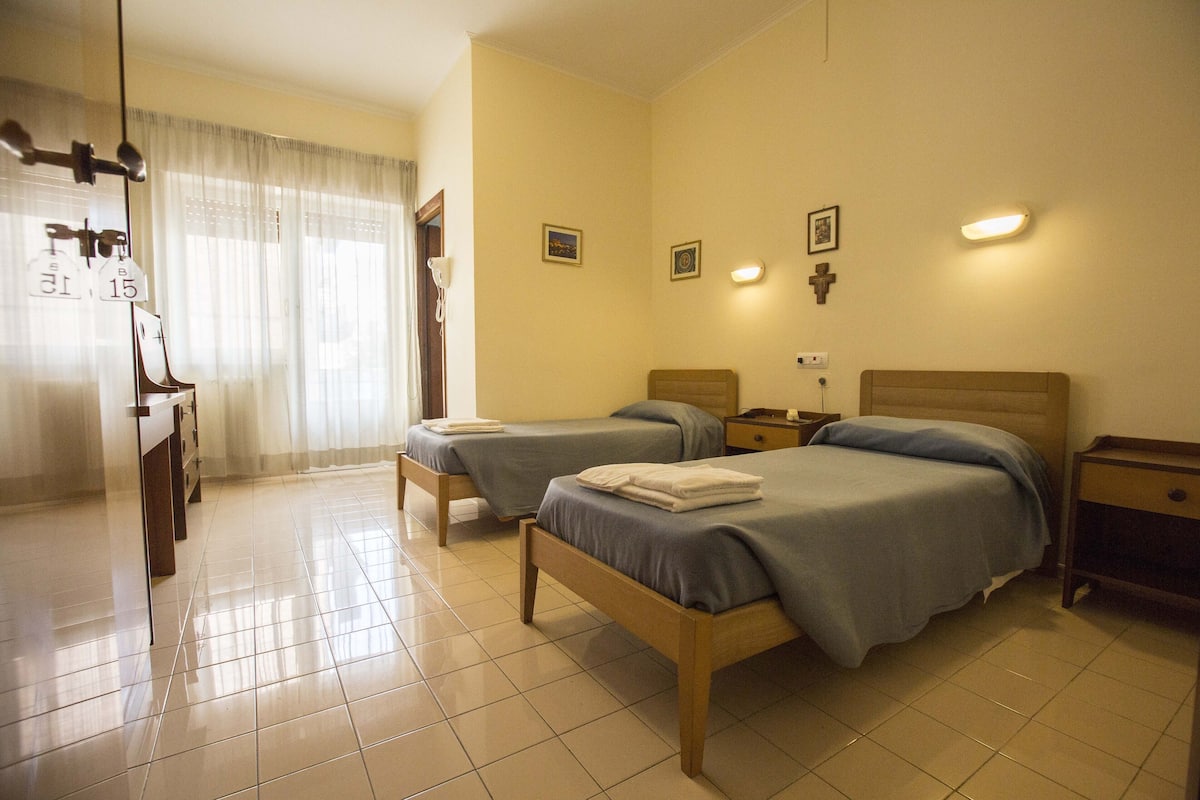 Habitación con 1 cama matrimonial o 2 individuales | Escritorio, cunas gratuitas, wifi gratis y ropa de cama