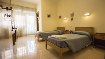 Chambre Double ou avec lits jumeaux | Bureau, lits bébé (gratuits), Wi-Fi gratuit, draps fournis