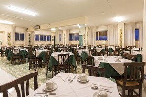 Lunch and dinner served, local cuisine - Istituto Piccole Ancelle di Cristo Re (Rome)