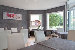 Breakfast area - The Originals City, Hôtel La Closerie (Thouare-sur-Loire)