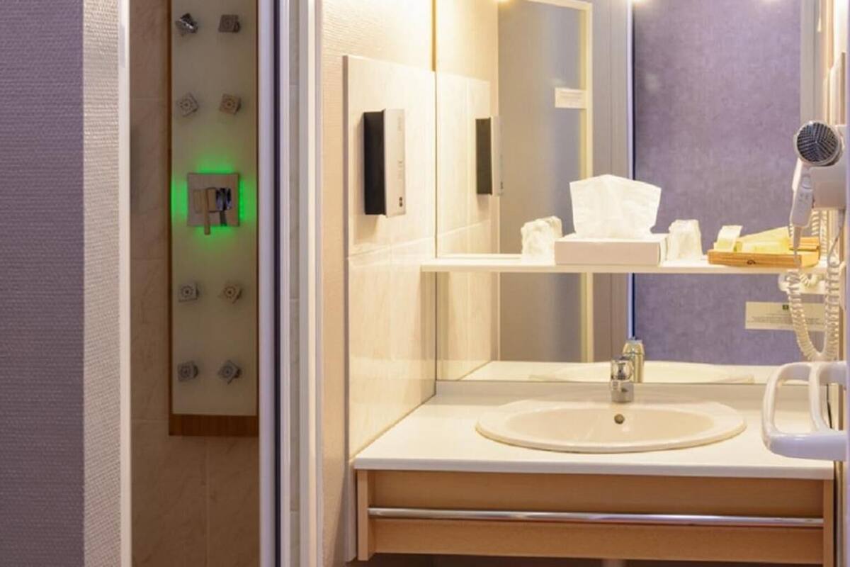 superior double room | bathroom | shower, hydromassage showerhead, free toiletries, hair dryer
