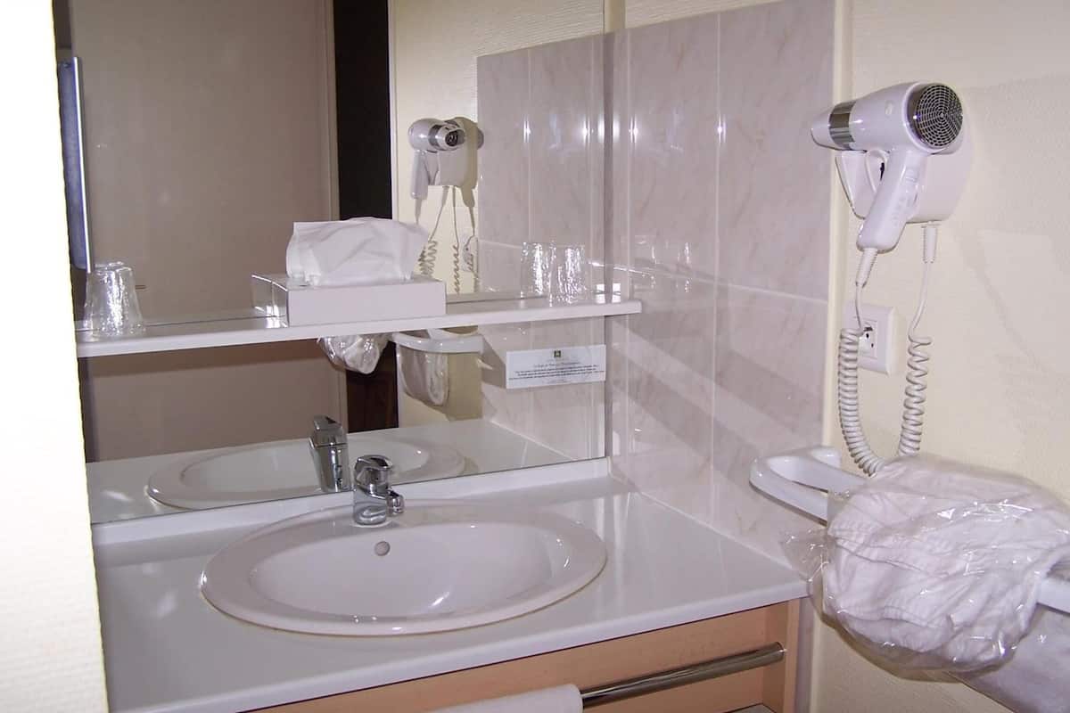 shower, hydromassage showerhead, free toiletries, hair dryer