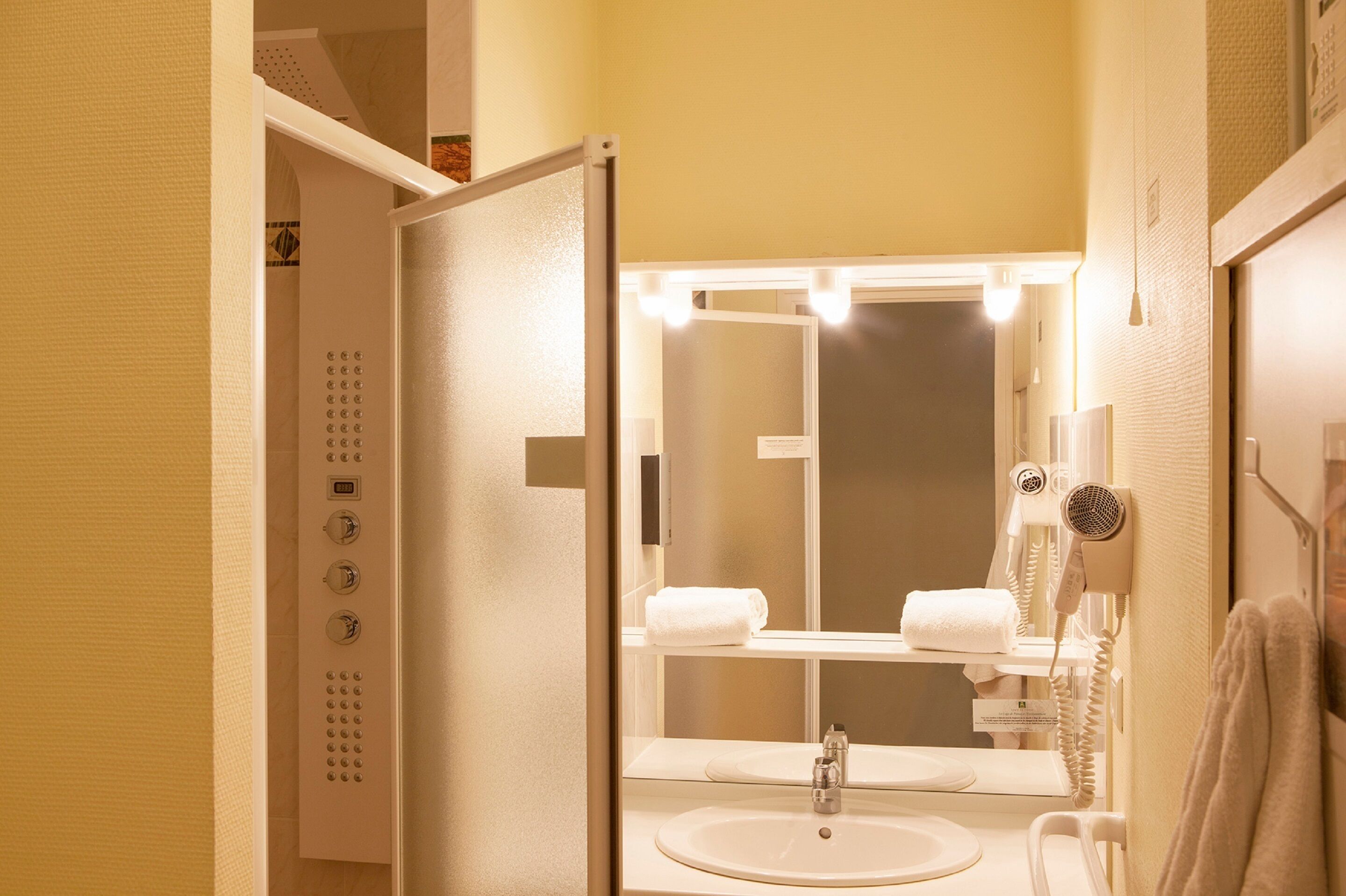 comfort double room | bathroom | shower, hydromassage showerhead, free toiletries, hair dryer