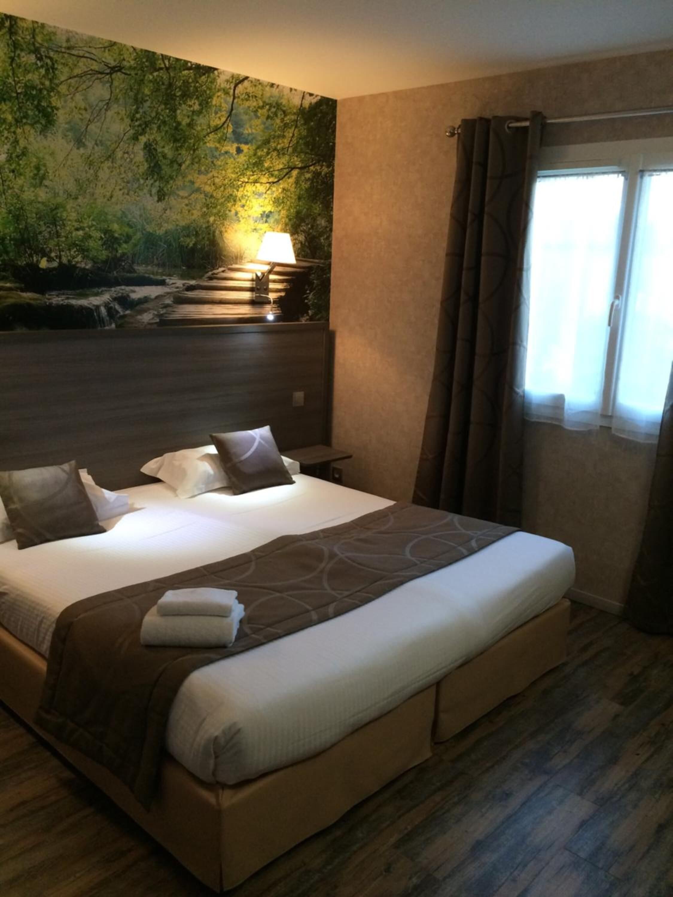 premium bedding, in-room safe, desk, soundproofing