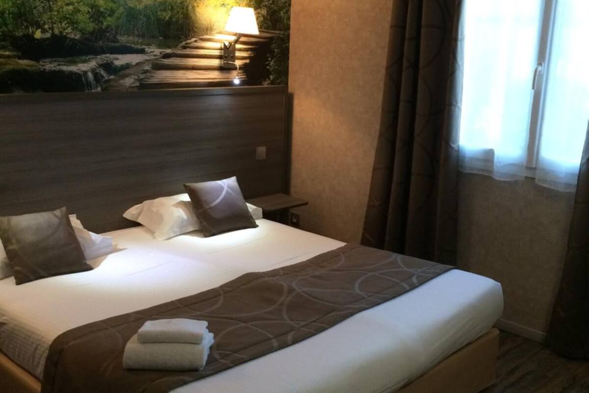 premium bedding, in-room safe, desk, soundproofing