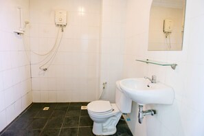 Shower, free toiletries, hair dryer, towels - Hang Tep Hostel (Siem Reap)