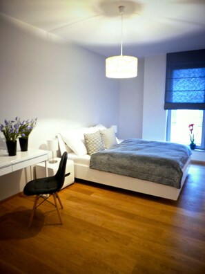 Kamar Double | Meja kerja, ruang kerja ramah laptop, dan setrika/meja setrika