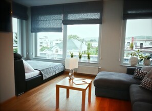 Meja kerja, ruang kerja ramah laptop, dan setrika/meja setrika