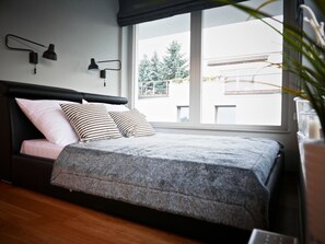 Desk, laptop workspace, iron/ironing board, free WiFi