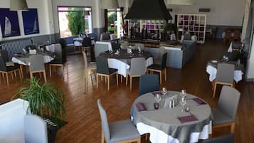 Déjeuner et dßner servis sur place, spécialités Cuisine locale