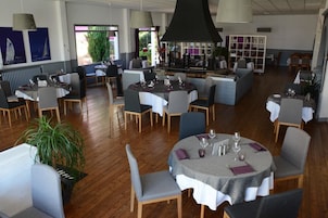 Déjeuner et dîner servis sur place, spécialités Cuisine locale